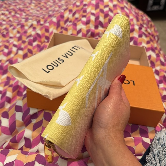 Authentic LOUIS VUITTON Zippy wallet LV by the Pool canvas Pink Yellow - Picture 9 of 16